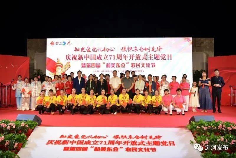 铁笼中的小鹿逃脱