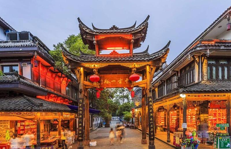 娃娃领针织衫配高腰牛仔裤，设计感十足，尽显成熟魅力，你喜欢吗？游戏画面